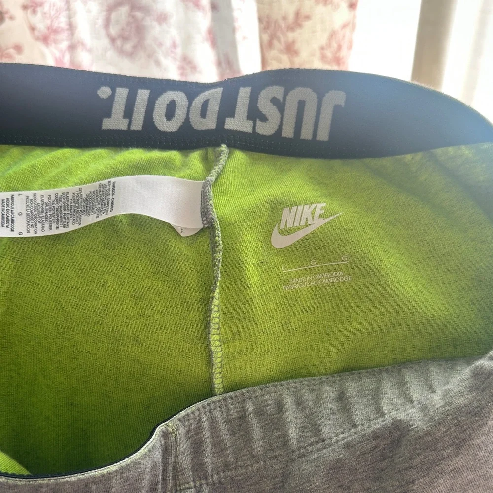 Nike Women's Green Leggings - Picture 4 of 6